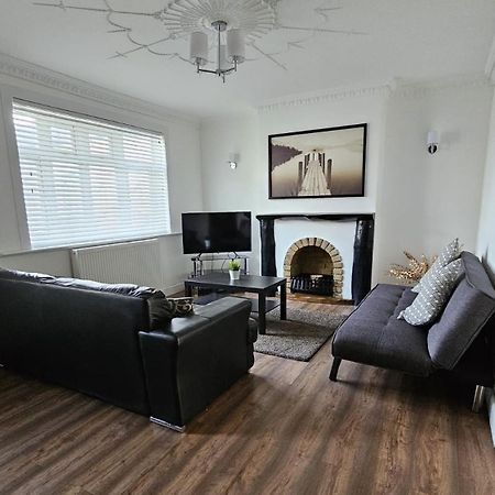 The Crescent, 3 Bed House With 2-3 Parking Spaces, Great For Contractors And Family Greenhithe Eksteriør bilde