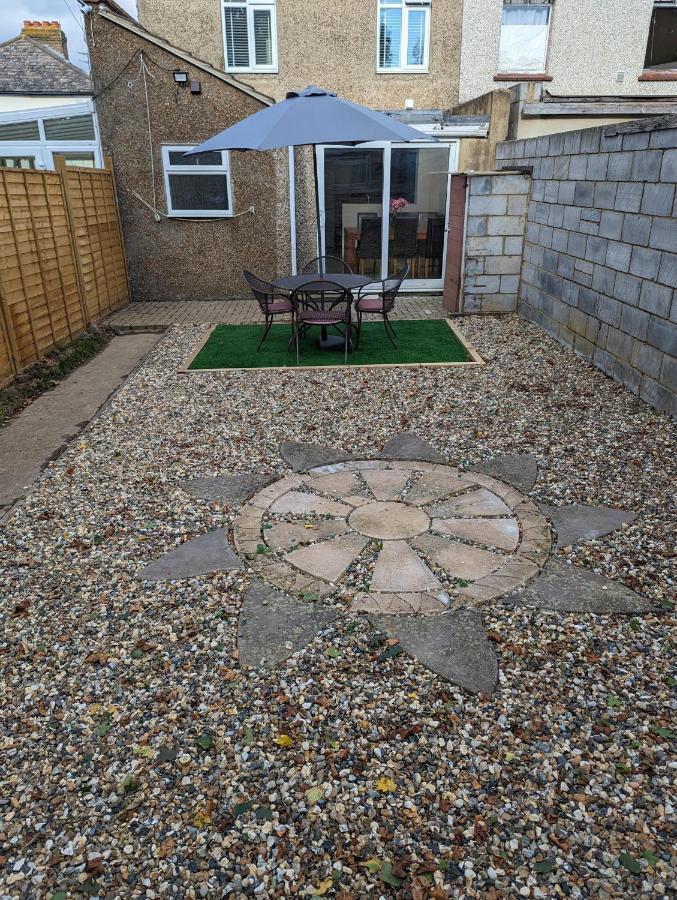 The Crescent, 3 Bed House With 2-3 Parking Spaces, Great For Contractors And Family Greenhithe Eksteriør bilde