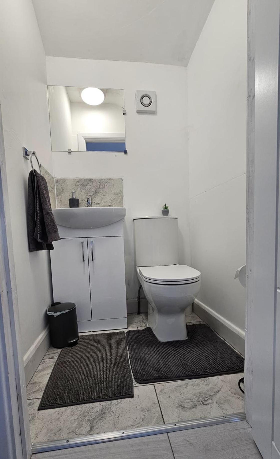 The Crescent, 3 Bed House With 2-3 Parking Spaces, Great For Contractors And Family Greenhithe Eksteriør bilde