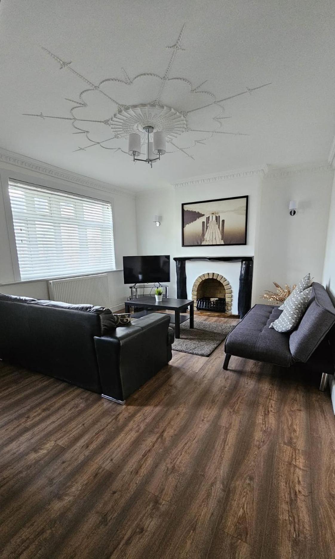 The Crescent, 3 Bed House With 2-3 Parking Spaces, Great For Contractors And Family Greenhithe Eksteriør bilde