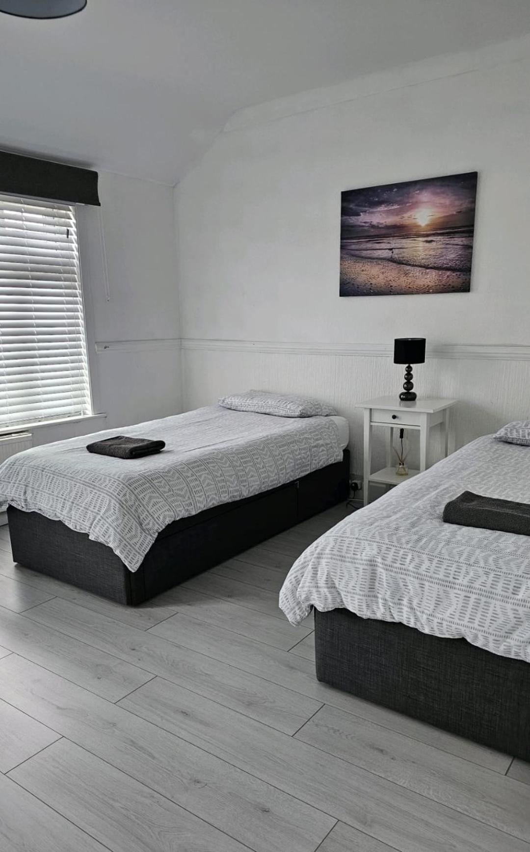 The Crescent, 3 Bed House With 2-3 Parking Spaces, Great For Contractors And Family Greenhithe Eksteriør bilde